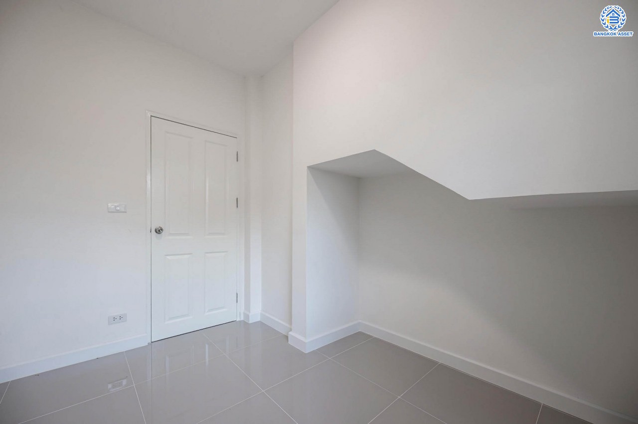 บ้านมือสองตกแต่งใหม่ โครงการ อรุณวดี พระราม5-รัตนาธิเบศร์ หลังมุม เนื้อที่ 50.4 ตร.ว. ฟังก์ชัน 3 ห้องนอน 2 ห้องน้ำ 1 ห้องอเนกประสงค์ จอดรถได้ 1 คัน บนทำเลทำเลศักยภาพ ติดถนนราชพฤกษ์ เชื่อมต่อทุกการเดินทาง ใกล้รถไฟฟ้าสายสีม่วง "สถานีบางรักใหญ่" และจุดขึ้นทางด่วน "ศรีรัช"